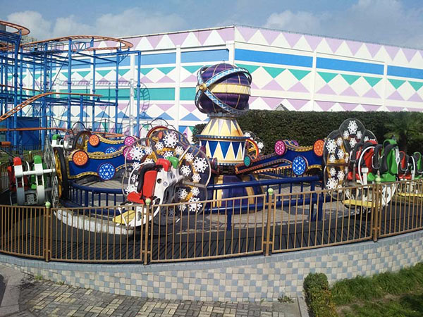 翻滾飛船新型游樂設(shè)備